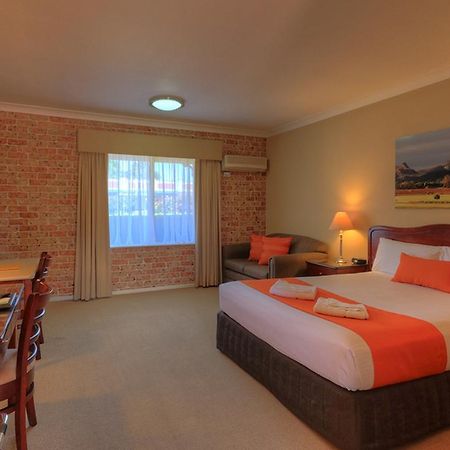 Endeavour Court Motor Inn Даббо Екстер'єр фото