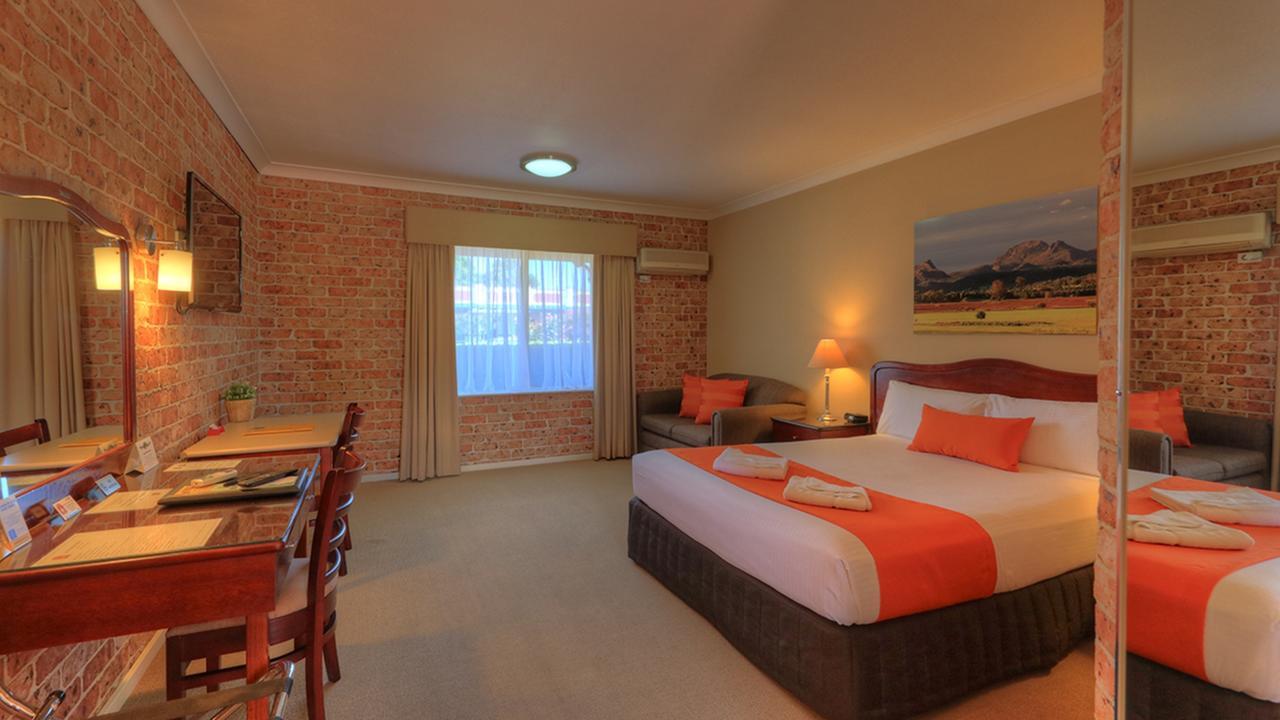 Endeavour Court Motor Inn Даббо Екстер'єр фото