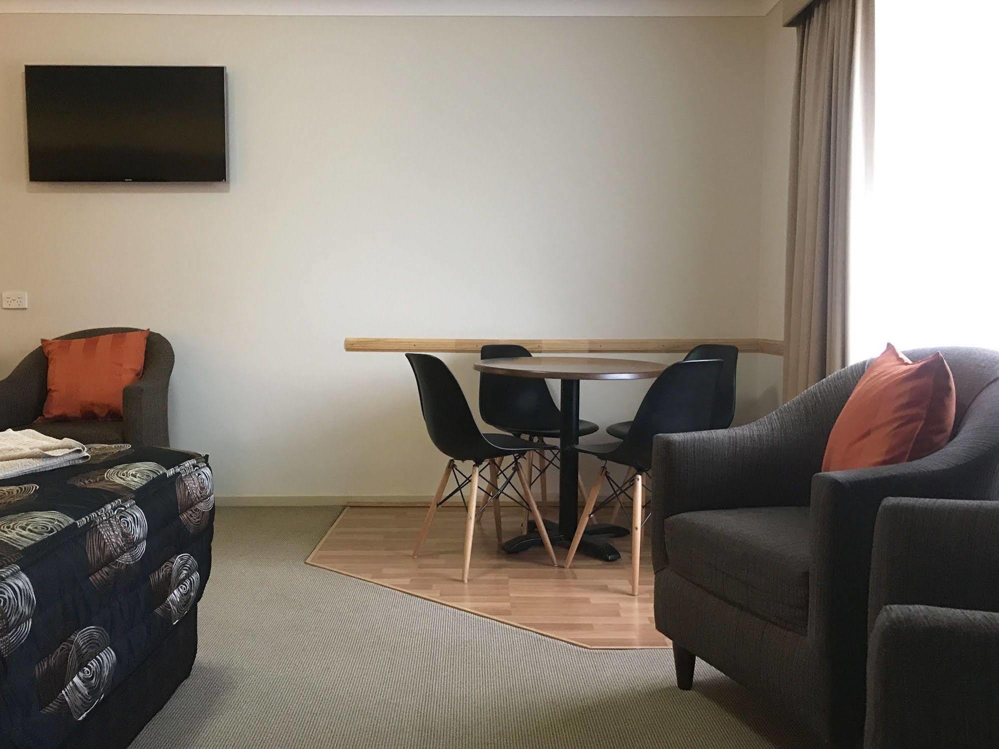 Endeavour Court Motor Inn Даббо Екстер'єр фото