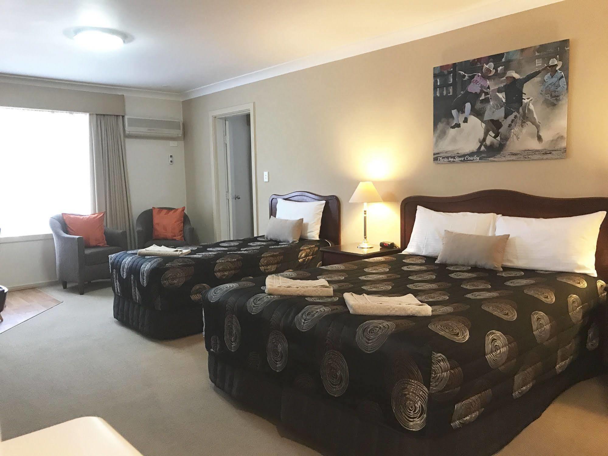 Endeavour Court Motor Inn Даббо Екстер'єр фото